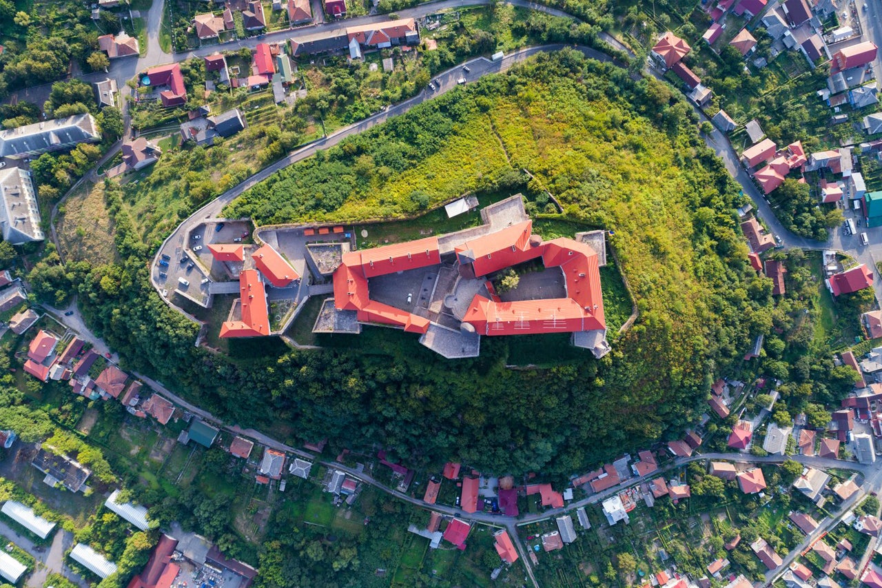 Pohled na hrad Palanok v Mukačevu